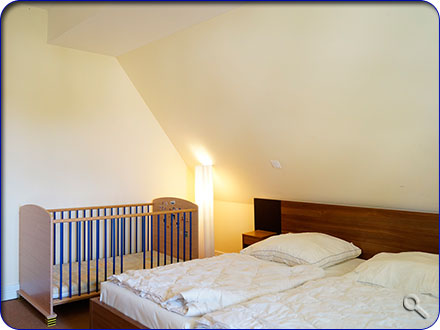 Ein weiteres Schlafzimmer mit Kinderbett im Obergeschoss
