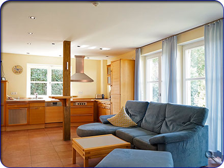 Sitzecke im Wohnzimmer mit Blick auf die offene Küche