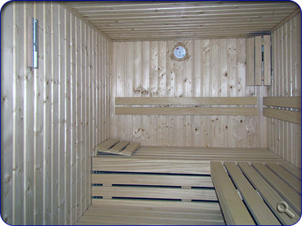 Innenansicht der geräumigen Sauna im Obergeschoss